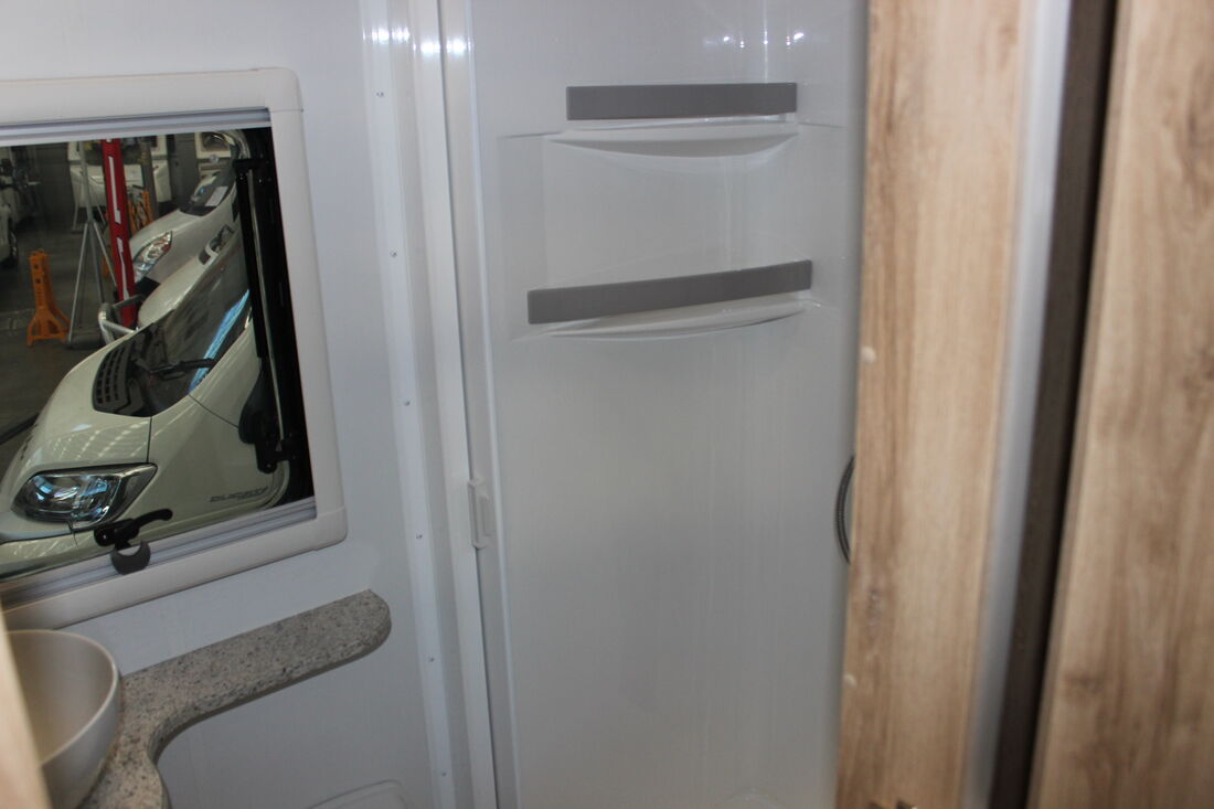 Avan Ovation M6 C Class