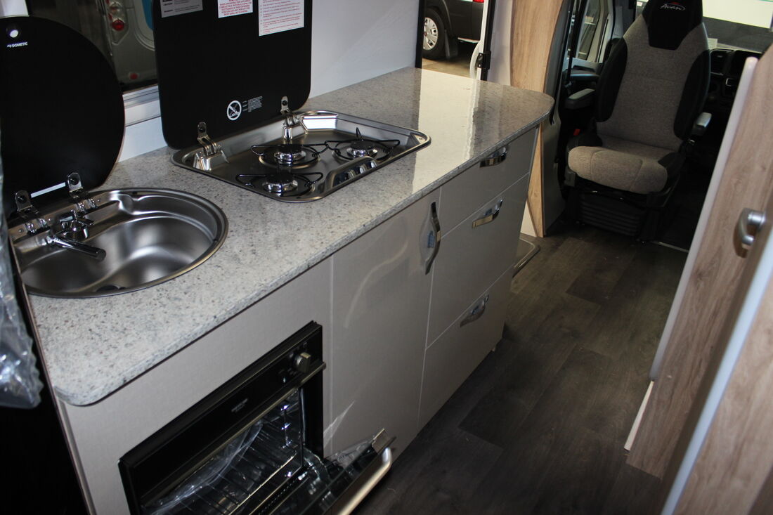 Avan Ovation M6 C Class