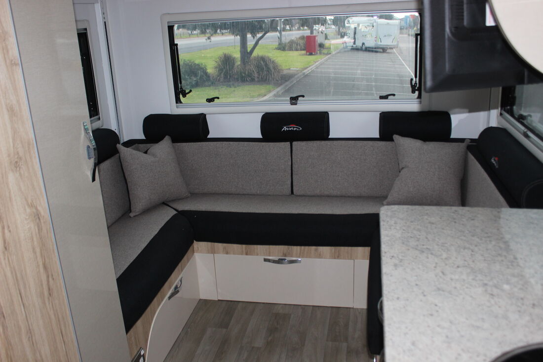 OVATION M5 C Class 